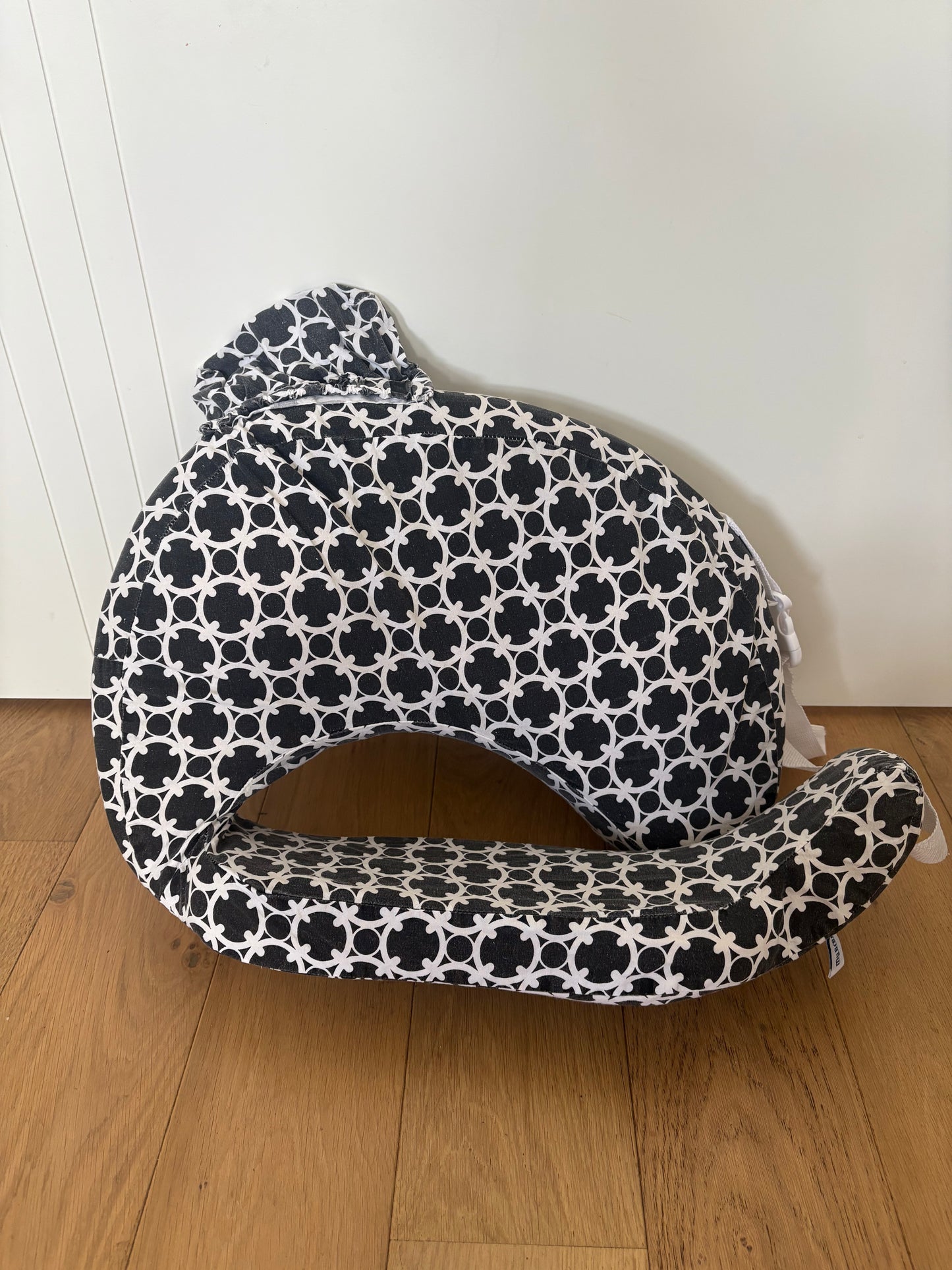 My Brest Friend Feeding Pillow (Black + White)